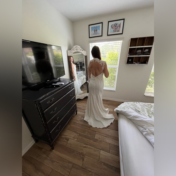 Wedding dress - Picture 8 of 10